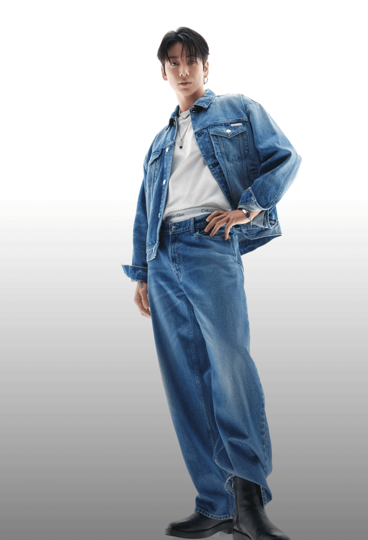 Calvin Klein featuring Jung Kook - Jung Kook 魅力全開 九十年代全牛仔造型，低腰剪裁巧露標誌性腰帶，展現時尚態度。